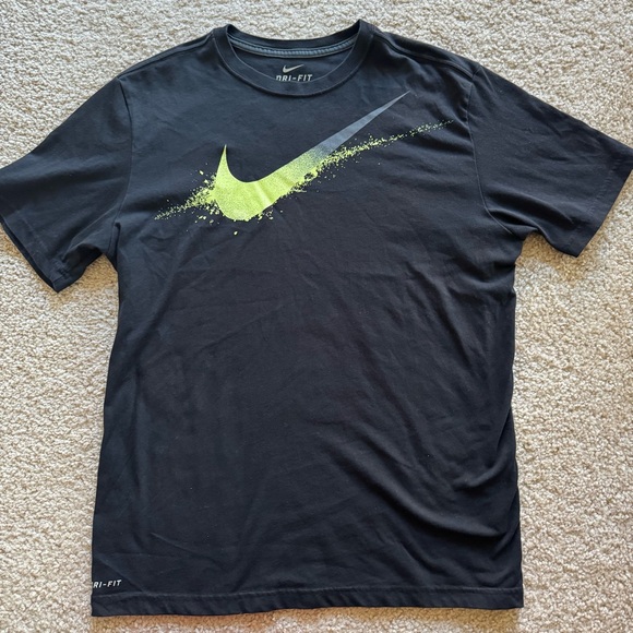 Nike Men's Black T-Shirt with Yellow Swoosh. Large - Picture 2 of 5
